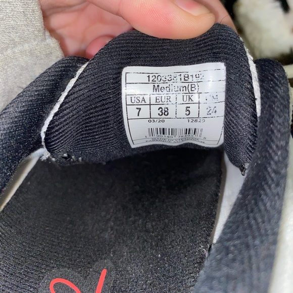 Brooks tennis shoes - Picture 6 of 6